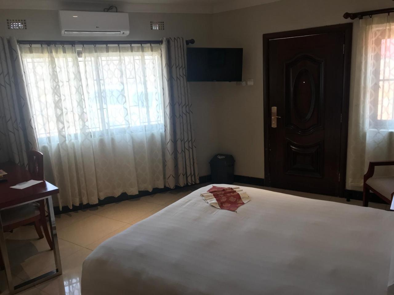 Northern Rock Hotel Mpika Экстерьер фото