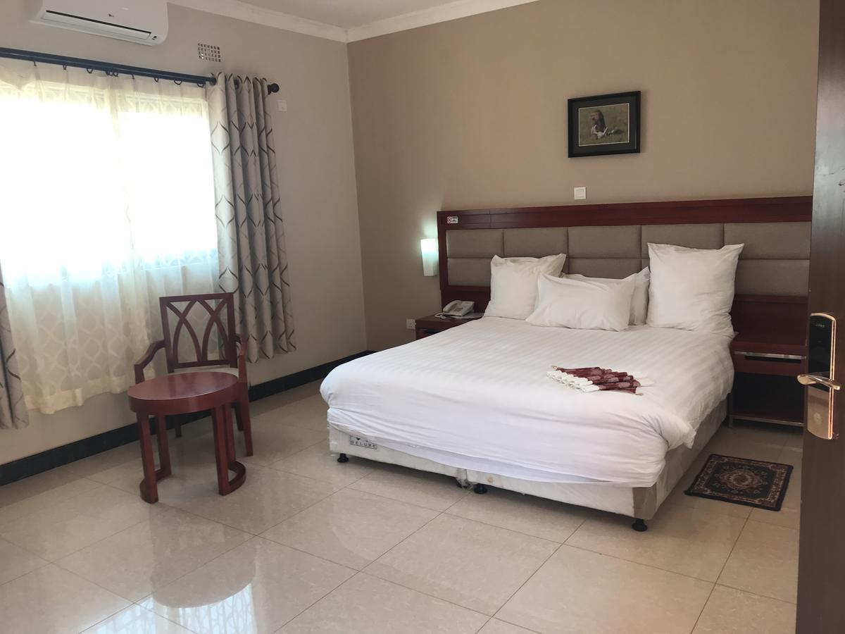 Northern Rock Hotel Mpika Экстерьер фото